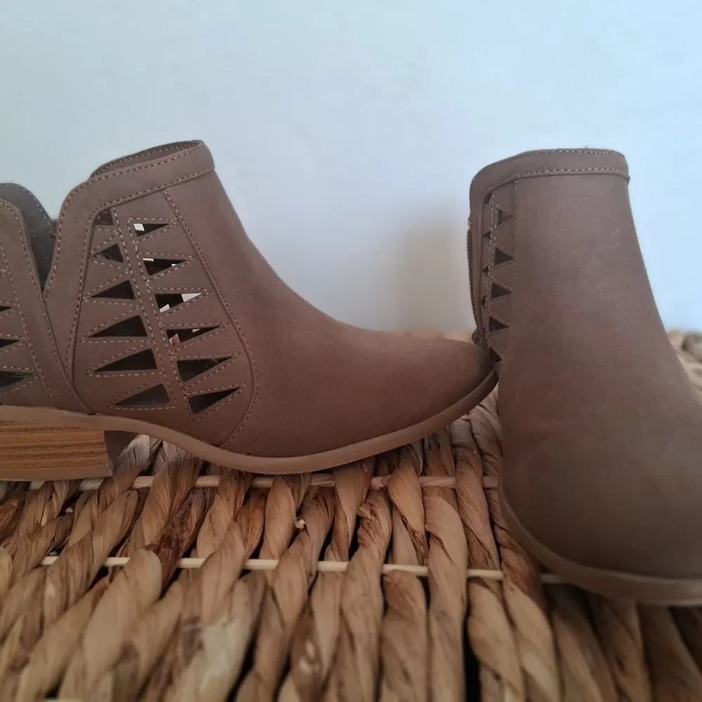 SODA SIZE 6.5 BOHO-CHIC Taupe Cutout Low Heel Ankle Booties